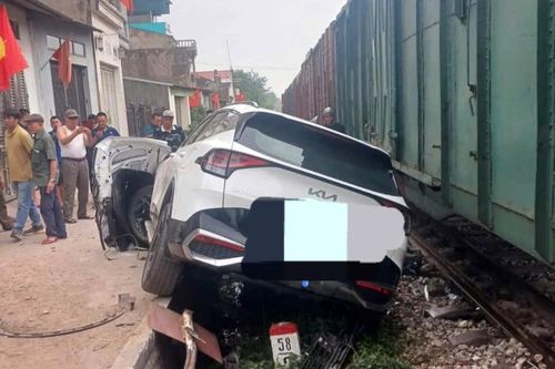Băng qua lối đi tự mở, ô tô bị tàu hỏa tông nát đầu xe