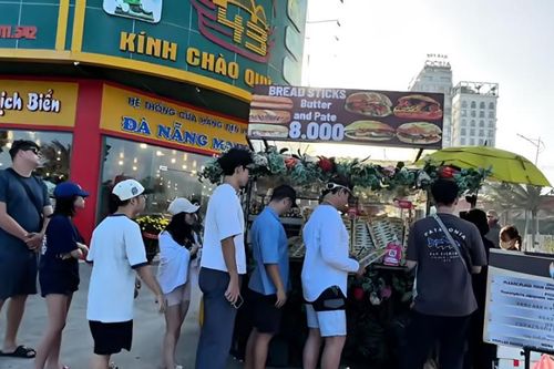 Tiệm bánh mì vỉa hè hút khách Tây xếp hàng chờ mua ở Đà Nẵng bị xử lý