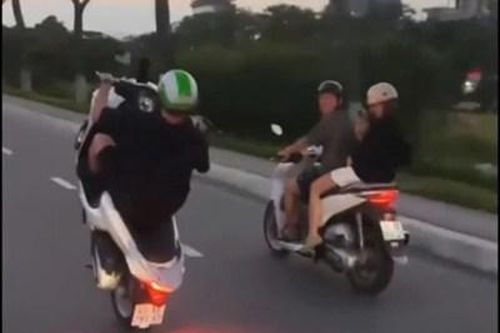 Xử lý người nước ngoài chạy xe môtô bằng một bánh trên cầu Tiên Sơn