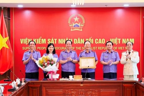 Viện trưởng VKSND tối cao tặng 2 Bằng khen cho tập thể Báo Bảo vệ pháp luật và 4 cá nhân có thành tích xuất sắc