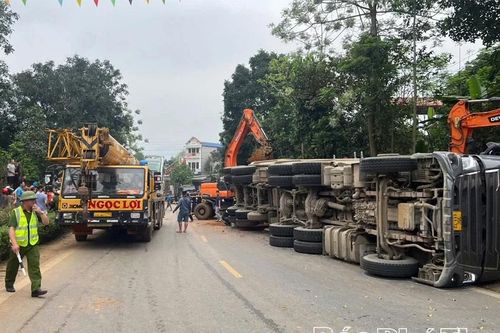 Phú Thọ: Xe tải chở đất lật nghiêng đè trúng ôtô 4 chỗ làm 2 người tử vong