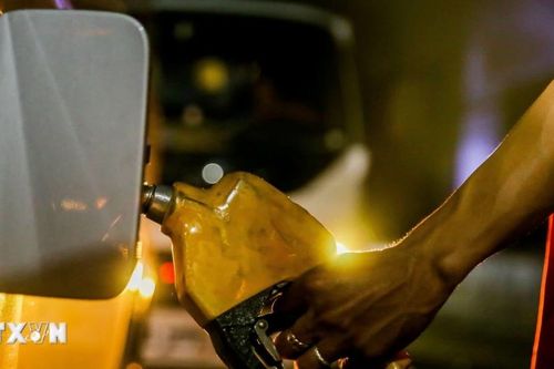 Giá dầu tăng vọt 5% khi hy vọng đàm phán Mỹ-Iran không chắc chắn