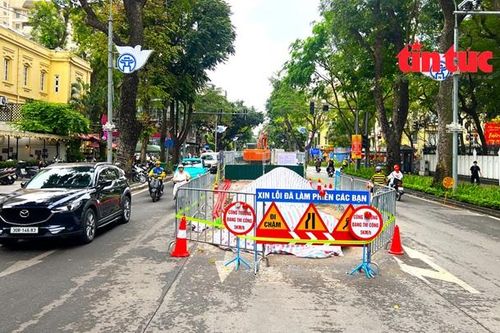 Phố trung tâm Hà Nội xuất hiện nhiều 'lô cốt' thi công chống ngập