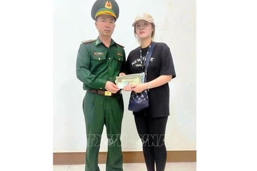 Chiến sĩ Biên phòng Quảng Ninh giúp người dân tìm lại tài sản bị mất