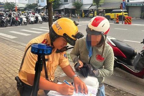 Rất nhiều người đi xe máy mắc lỗi này mà không hay, có thể bị phạt tới 14 triệu đồng