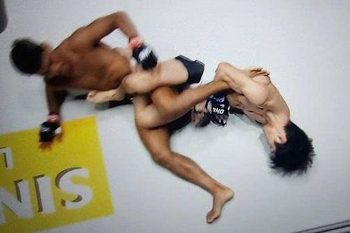 Nóng nhất thể thao tối 27/3: Võ sĩ MMA Danh Quốc ra mắt không thành công tại đấu trường ONE Championship
