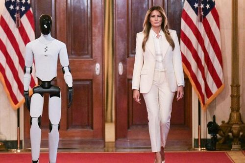 Robot hình người đầu tiên xuất hiện cùng bà Melania tại Hội nghị thượng đỉnh AI ở Nhà Trắng