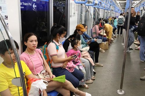 TPHCM: Giao thông công cộng 'hút khách' trước biến động giá nhiên liệu