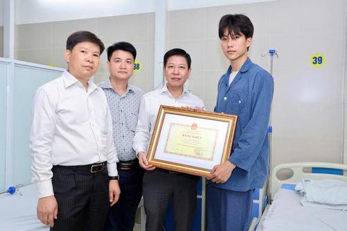 Khen thưởng sinh viên Đại học Bách khoa Hà Nội lao vào đám cháy cứu người