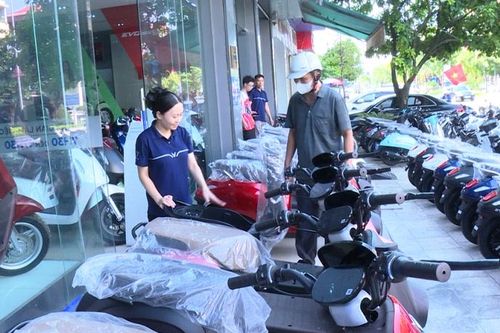 Xe điện tiêu thụ mạnh giữa biến động giá xăng dầu