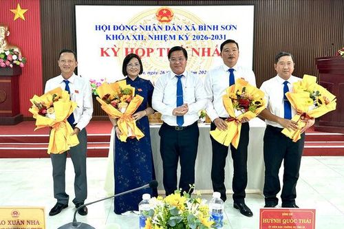 HĐND xã Bình Sơn bầu các chức danh Thường trực HĐND, UBND xã