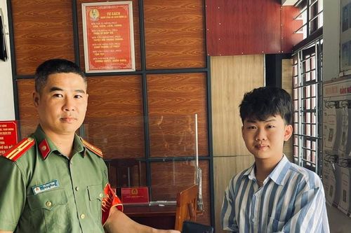 Công an xã Sông Vàng trao trả tài sản cho người đánh rơi