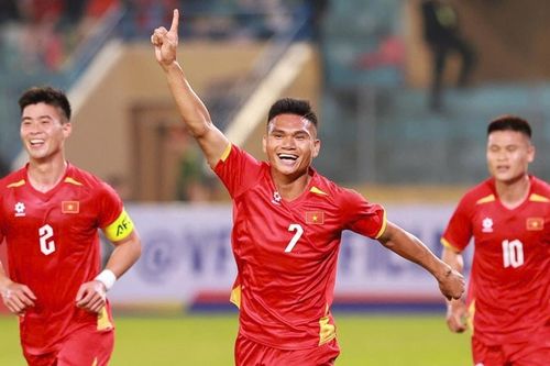 Tuyển Việt Nam áp đảo Bangladesh với 3 bàn thắng trong hiệp một tại Hàng Đẫy