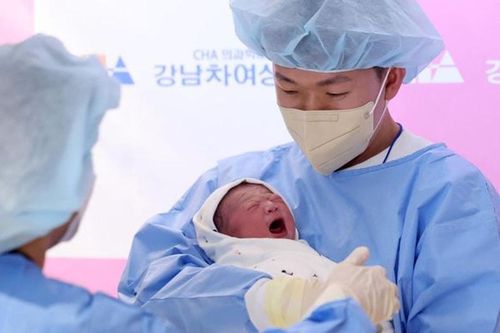 Em bé đầu tiên chào đời sau 17 năm tại một làng quê Hàn Quốc