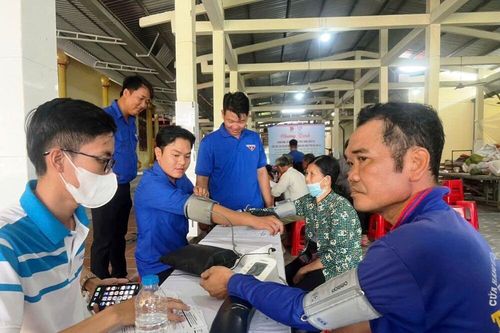 Xã Mỹ An Hưng: Khám bệnh, tư vấn sức khỏe và tặng quà cho người có hoàn cảnh khó khăn
