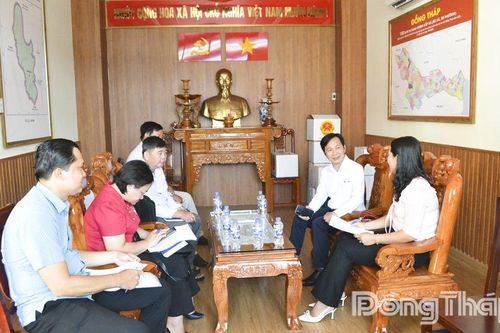 Lãnh đạo Báo và phát thanh, truyền hình Đồng Tháp làm việc với phường Sơn Qui