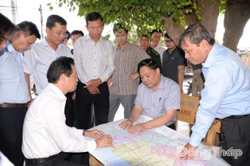 Chủ tịch UBND tỉnh Đồng Tháp Phạm Thành Ngại khảo sát đầu tư tuyến đường bộ ven biển