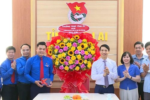 Phó Bí thư Tỉnh ủy Nguyễn Ngọc Lương thăm, chúc mừng Tỉnh đoàn Gia Lai