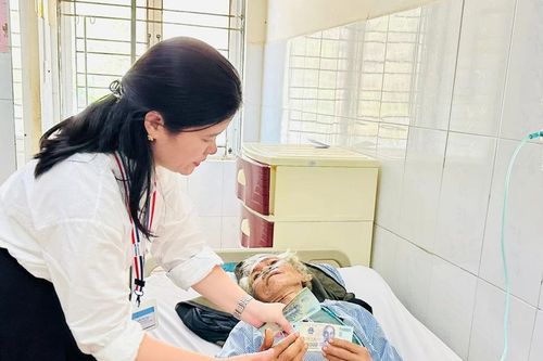 Bệnh viện Đa khoa Gia Lai tặng quà, phát cơm miễn phí cho bệnh nhân nghèo