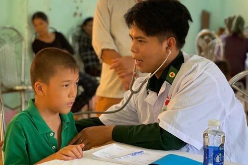 Bộ đội Biên phòng Gia Lai khám bệnh, cấp thuốc miễn phí cho người dân Ia Chia