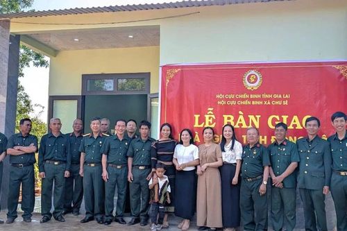 Bàn giao nhà nghĩa tình đồng đội cho cựu chiến binh khó khăn tại xã Chư Sê