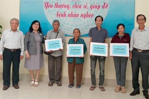 Gia Lai: Trao 80 triệu đồng hỗ trợ 4 bệnh nhân có hoàn cảnh khó khăn