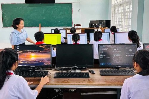 Chăm lo điều kiện học tập cho học sinh vùng dân tộc thiểu số