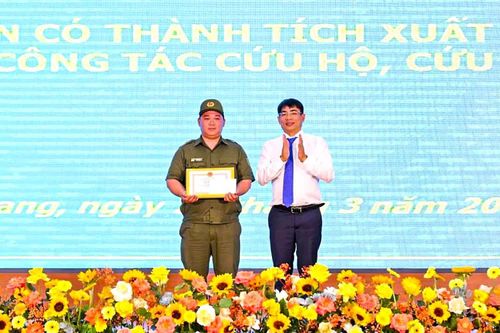 Khen thưởng đột xuất ông Đỗ Văn Thành Tài đã dũng cảm cứu người thoát khỏi đám cháy