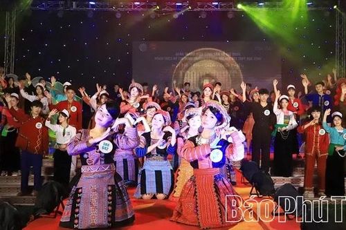 Hội thi trình diễn trang phục dân tộc, hát dân ca các dân tộc thiểu số