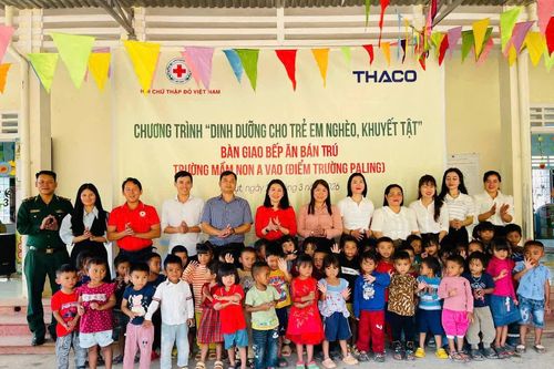 Bàn giao bếp ăn bán trú cho học sinh vùng khó khăn