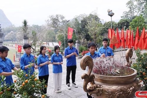 Quan tâm giáo dục truyền thống cách mạng cho thế hệ trẻ