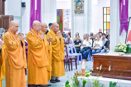 Phái đoàn Ban Trị sự GHPGVN TP.HCM viếng tang Hồng y Gioan Baotixita Phạm Minh Mẫn