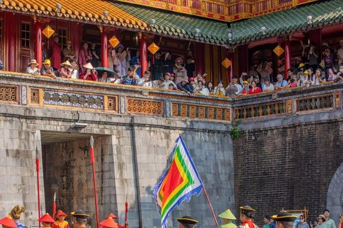Ngày 26/3, đông đảo du khách tham quan miễn phí Quần thể di tích cố đô Huế