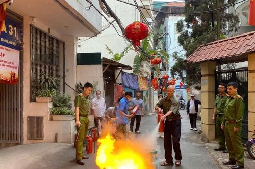 Công an phường Tây Hồ phối hợp Đội Cảnh sát PCCC&CNCH số 14 tổ chức thực tập phương án chữa cháy và cứu nạn, cứu hộ