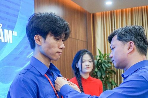 Trung ương Đoàn trao huy hiệu 'Tuổi trẻ dũng cảm' cho nam sinh Bách Khoa cứu người trong vụ cháy tại Hà Nội