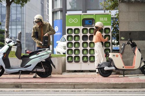 Mua xe máy điện nên chọn loại sạc cố định hay đổi pin?
