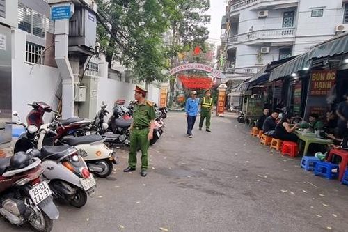 Hà Nội: Điểm trông giữ xe tự phát quanh trường học có tiếp tay cho vi phạm?