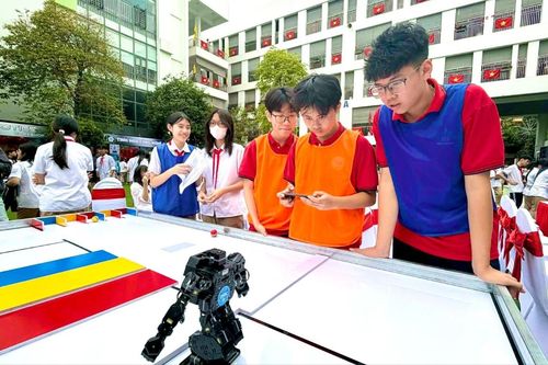 Sôi nổi Hội thi STEM AI - Robotics Trường THCS Lê Lợi