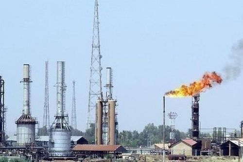 Giá dầu giảm 2% khi Iran xem xét đề xuất của Mỹ