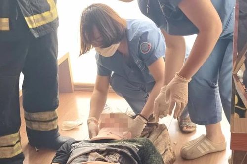 Giải cứu nam thanh niên mắc kẹt trong thang tời hàng