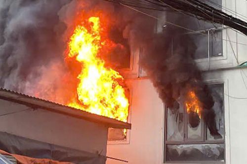 Thoát hiểm ngoạn mục giữa hỏa hoạn ở Lĩnh Nam: 7 người sống sót nhờ kỹ năng sinh tồn và lòng dũng cảm của những 'người hùng'
