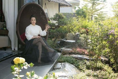 Khí chất 'phú bà' vây quanh: Nhật Kim Anh gây sốt với visual quyền lực ở tuổi 40