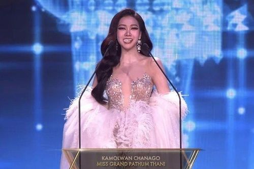 Hoa hậu 18 tuổi rơi răng giả ngay trên sân khấu, khán giả lo lắng