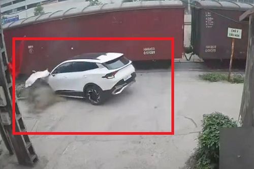 Clip: Lạnh gáy khoảnh khắc tàu hỏa tông văng ô tô, nhiều mảnh vỡ tung tóe