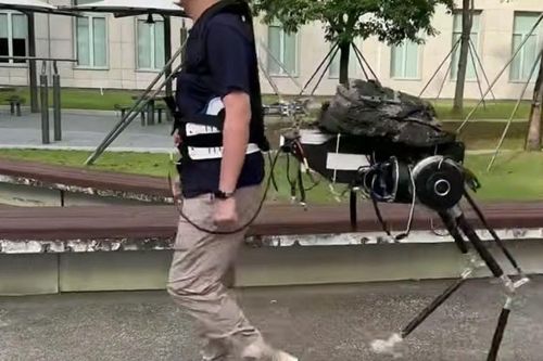Bộ giáp 'Nhân mã' giúp người dùng có thể di chuyển nhẹ nhàng, việc mang vác nặng trở nên dễ dàng hơn rất nhiều