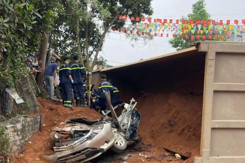 Xe tải lật đè trúng ô tô con và xe máy, 2 nữ tài xế tử vong