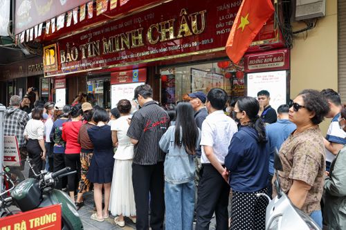 Bảo Tín Minh Châu mở cửa trở lại, khách được mua tối đa 2 chỉ, nhận vàng ngay