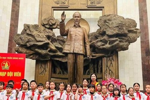 Bồi đắp lý tưởng thế hệ trẻ từ khăn quàng đỏ