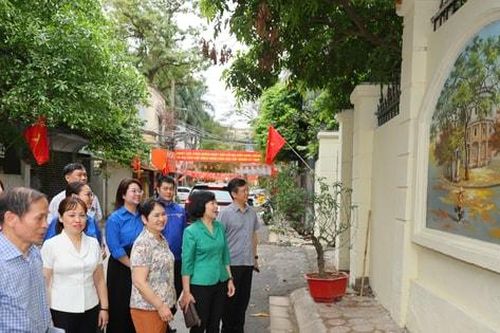 Tuổi trẻ phường Ngọc Hà chung tay xây dựng tuyến đường xanh - sạch - đẹp