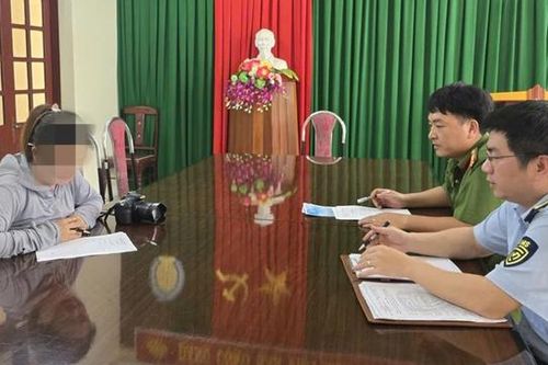 Xử phạt người phụ nữ chụp ảnh dạo chèo kéo, ép khách tại bãi biển Sầm Sơn